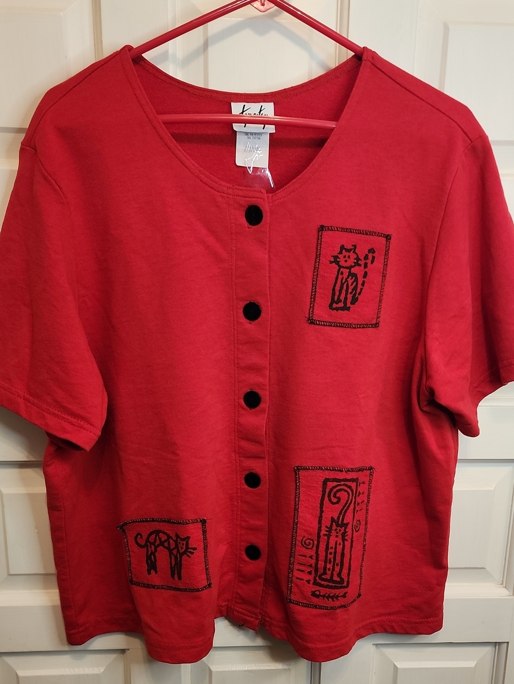 TAPESTRY Red Short-Sleeve Button Top with Cat Motifs 2 BOTTOM Pockets